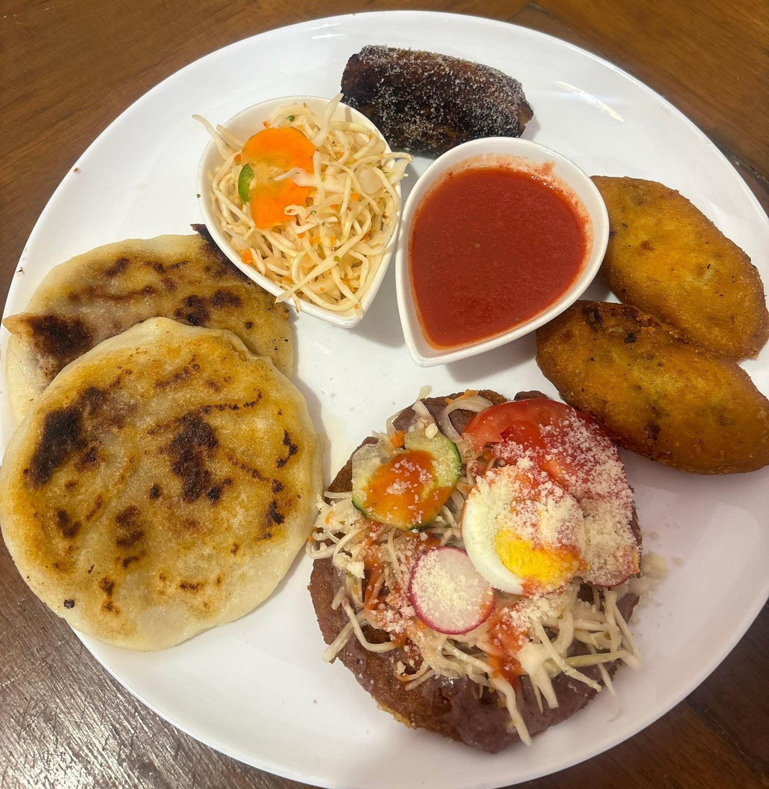 Pupusas con curtido y salsa roja
